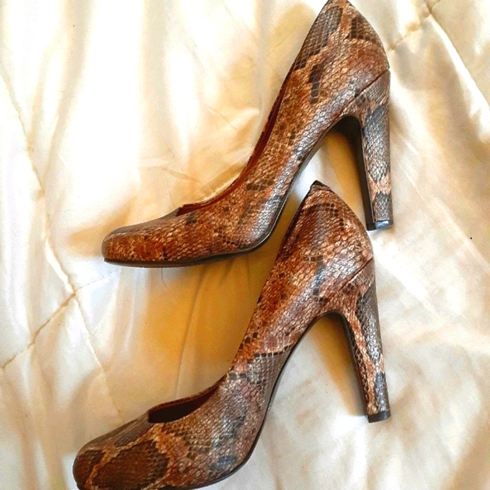Jessica Simpson snakeskin print pumps sz 7.5